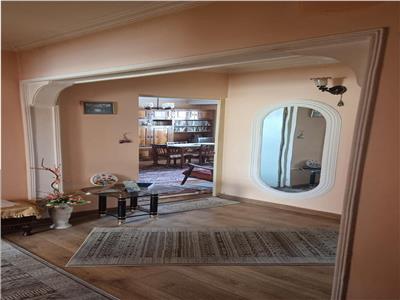 Apartament 3 camere de vanzare - zona Nord - Piață, decomandat, 84 mp