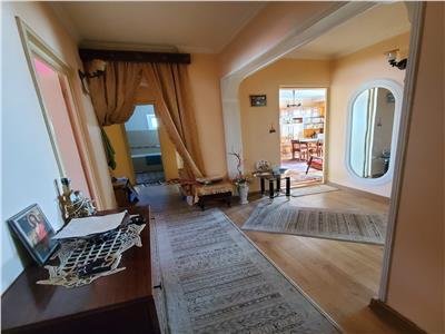 Apartament 3 camere de vanzare - zona Nord - Piață, decomandat, 84 mp