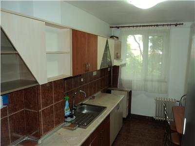 Apartament 3 camere, etaj 2, cu centrala proprie, mobilat.