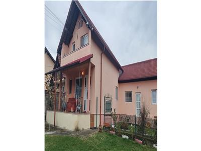 Proprietate deosebită cu două case și teren 5.600 mp, situată in zonă liniștită, Golești